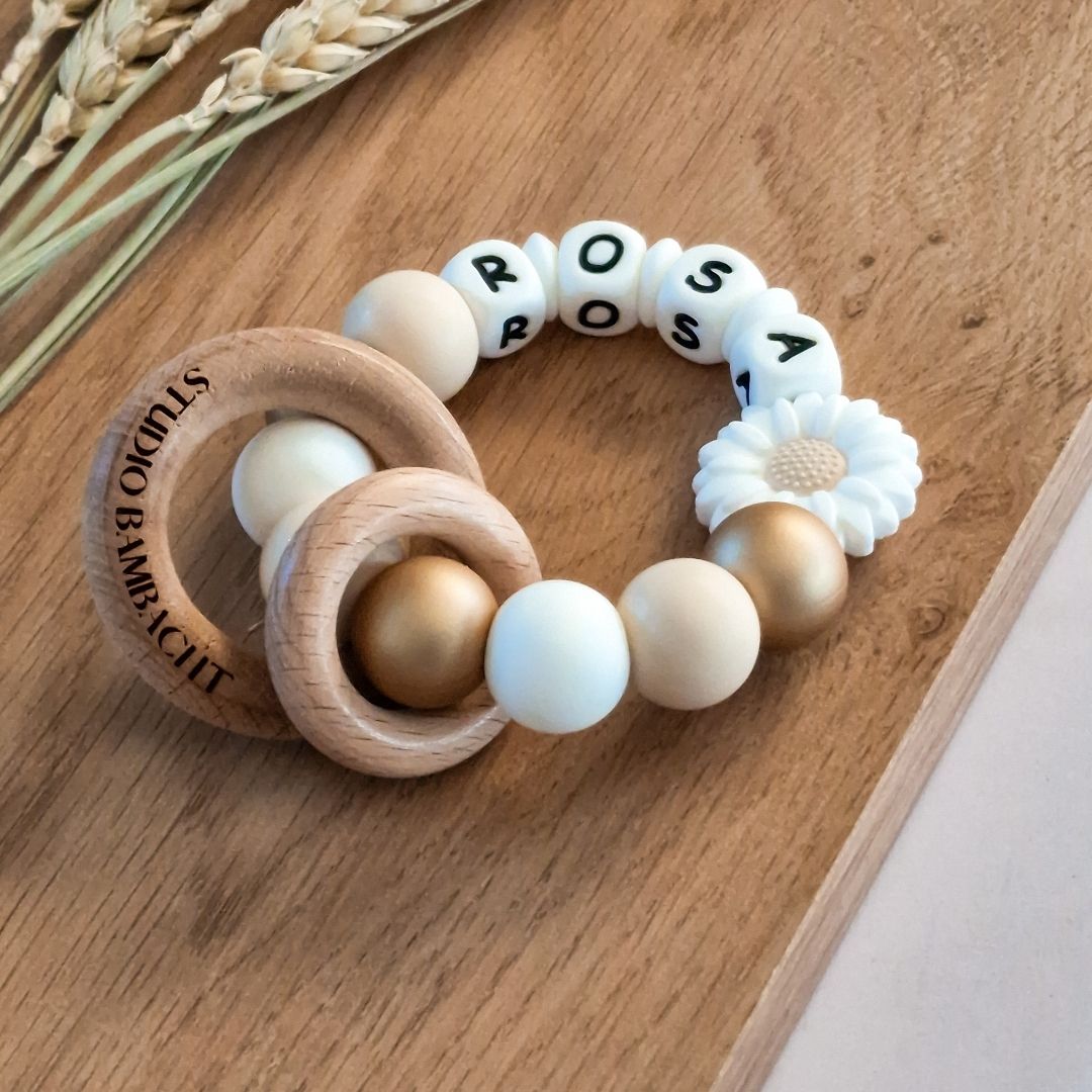 Bijtring met naam meisje wit daisy handgemaakt kraamcadeau van Studio Bambacht