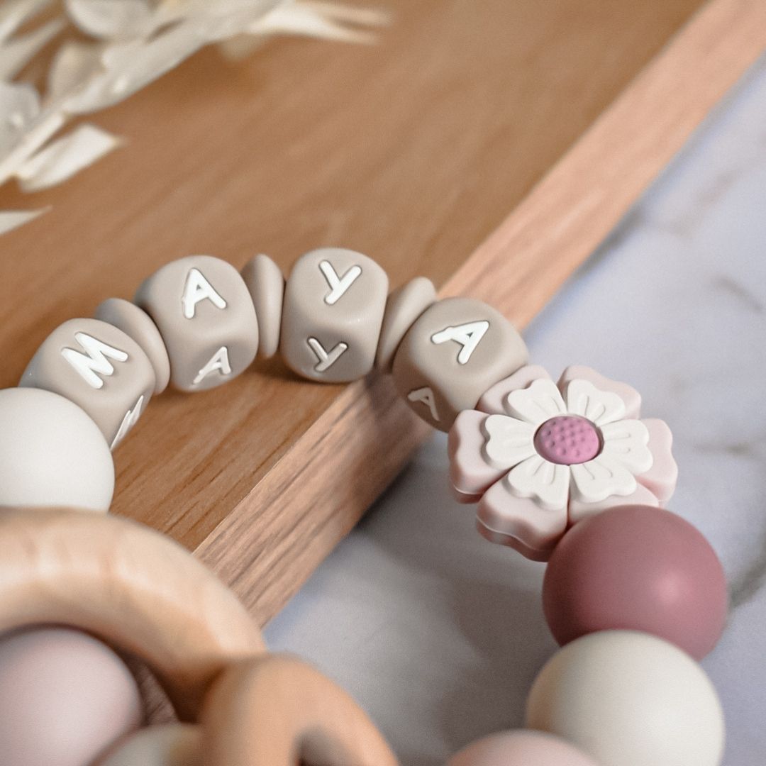 Bijtring met naam meisje lichtroze bloem handgemaakt kraamcadeau van Studio Bambacht