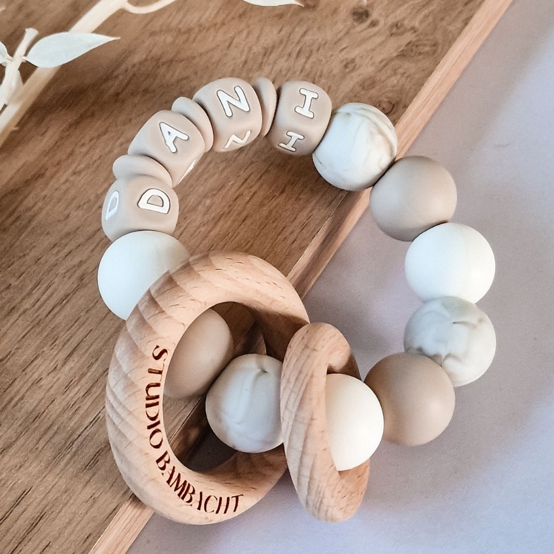 Bijtring met naam marmer taupe handgemaakt kraamcadeau door Studio Bambacht