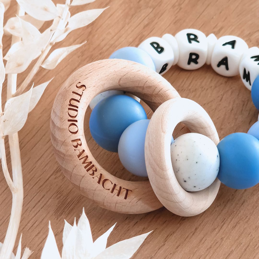 Bijtring met naam jongen oceaan blauw handgemaakt kraamcadeau met naam van Studio Bambacht