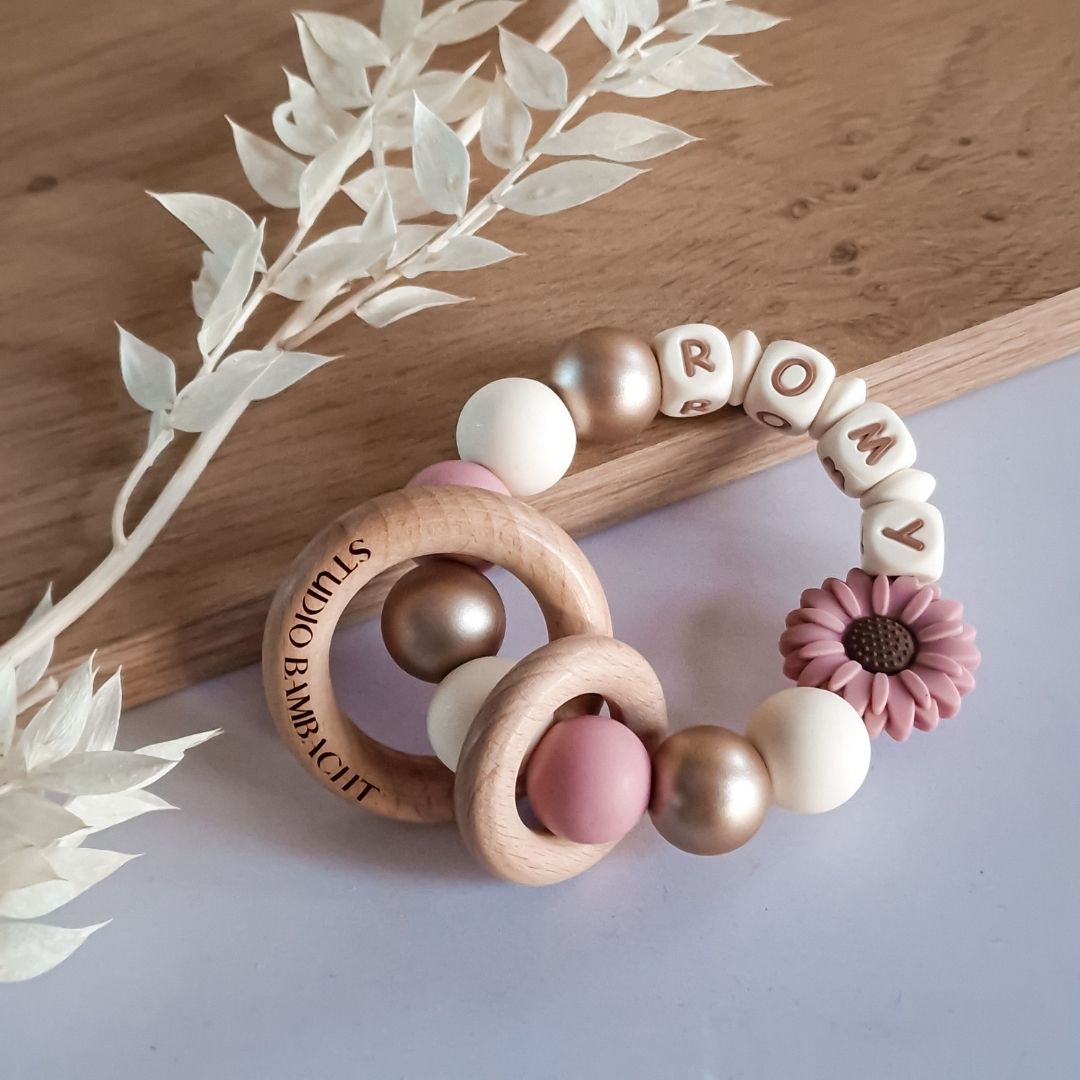 Bijtring met naam roze met madelief handgemaakt kraamcadeau door Iris van Studio Bambacht