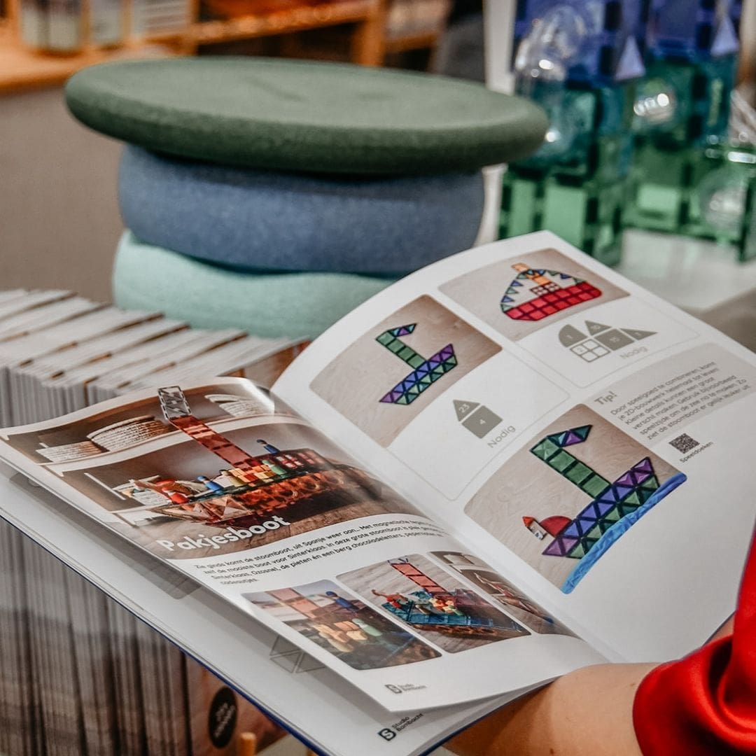 Connetix speelgids met Sinterklaas bouwideeën voor magnetische tegels