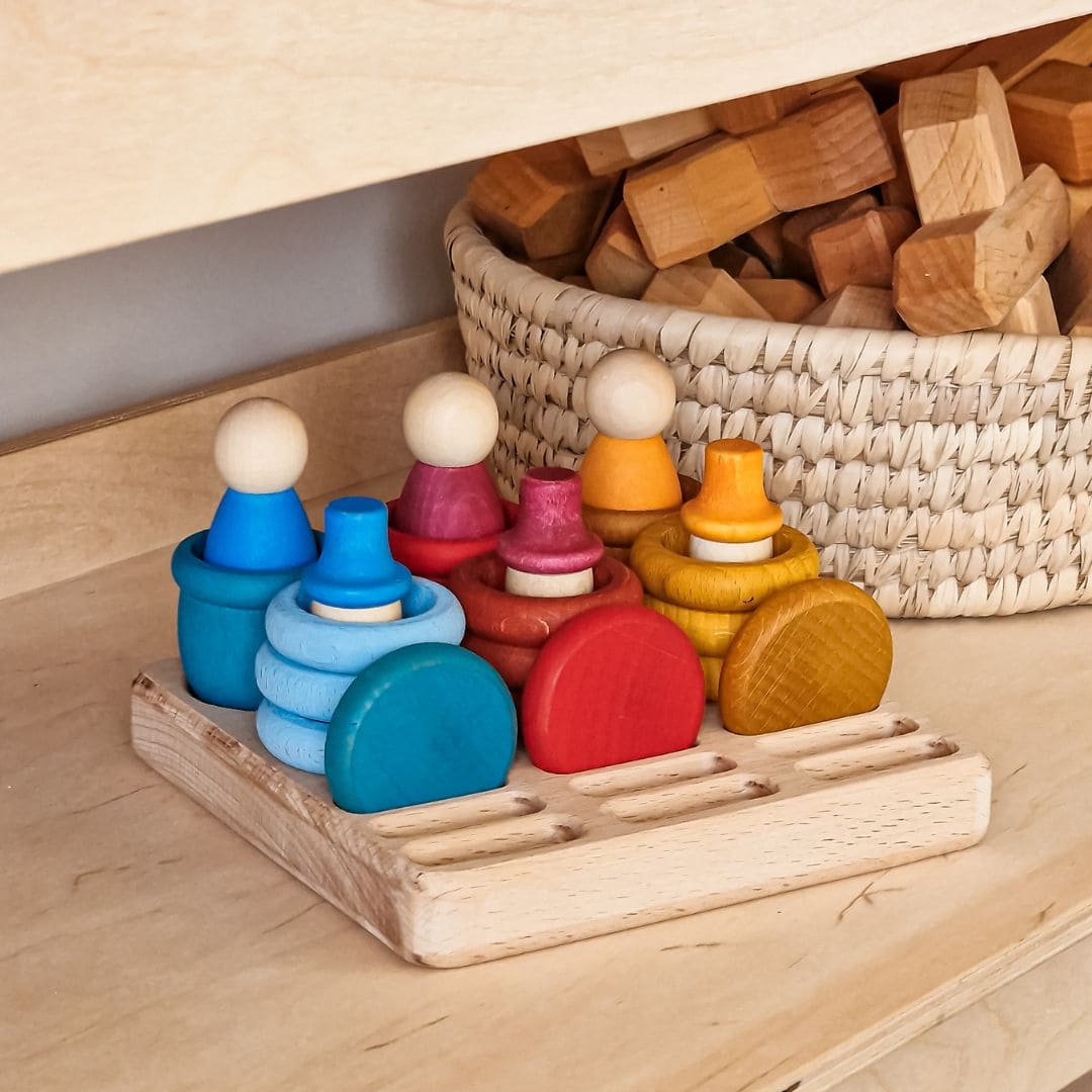 Houten houder voor de seizoensset van Grapat om de houten munten, ringen, poppetjes en bakjes in op te bergen