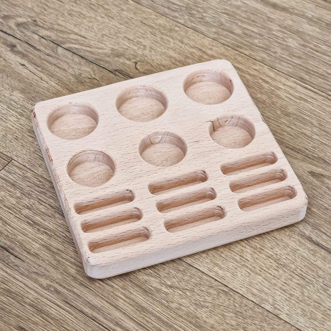 Houten houder voor de seizoensset van Grapat om de houten munten, ringen, poppetjes en bakjes in te presenteren