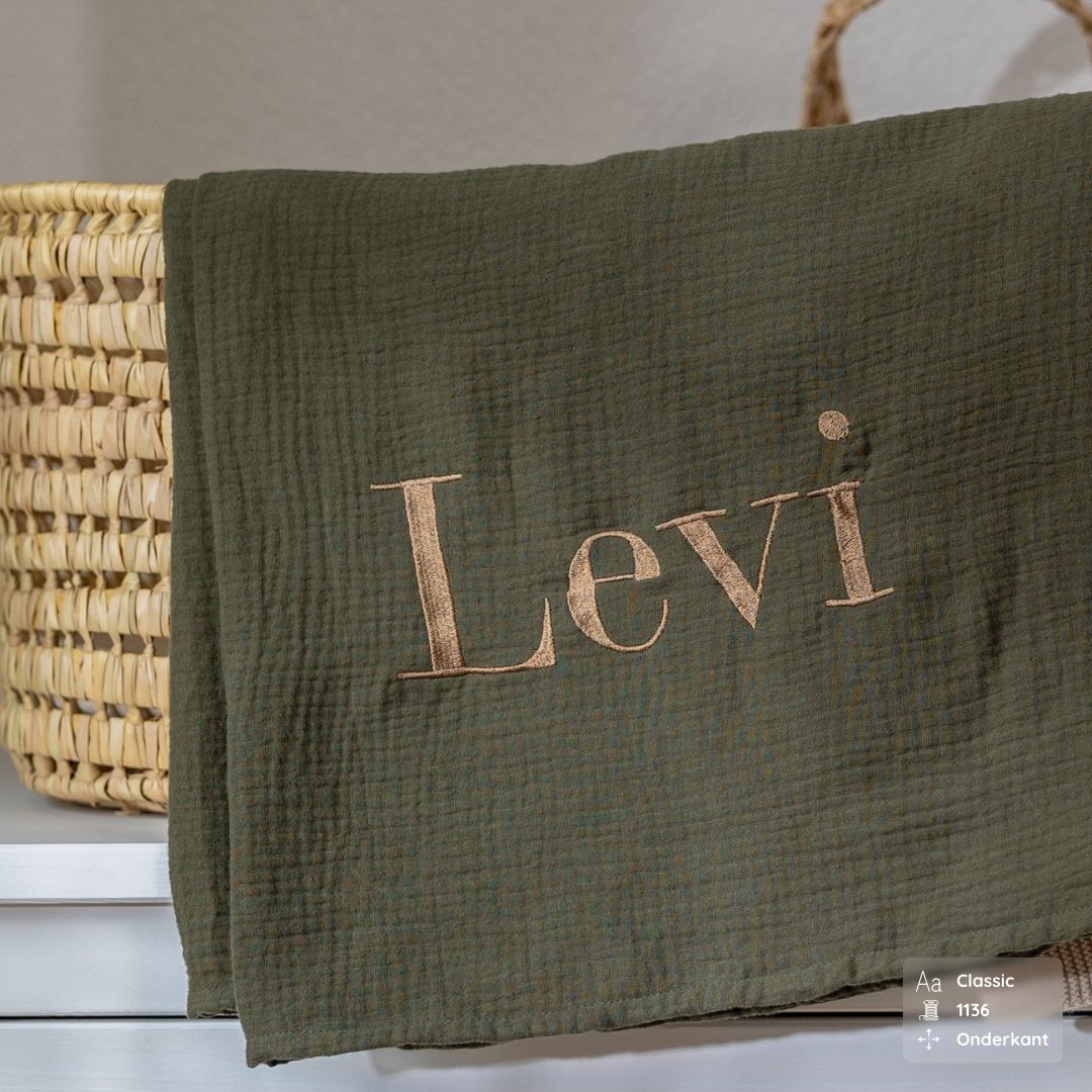 Hydrofiele doek mos groen met naam geborduurd