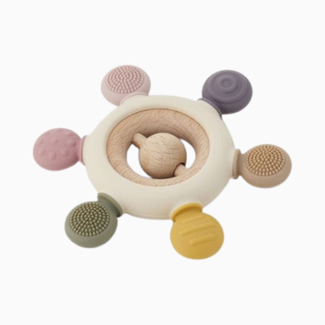 tickit sensorisch speelgoed rammelaar met siliconen bijtspeeltje in de kleur aarde