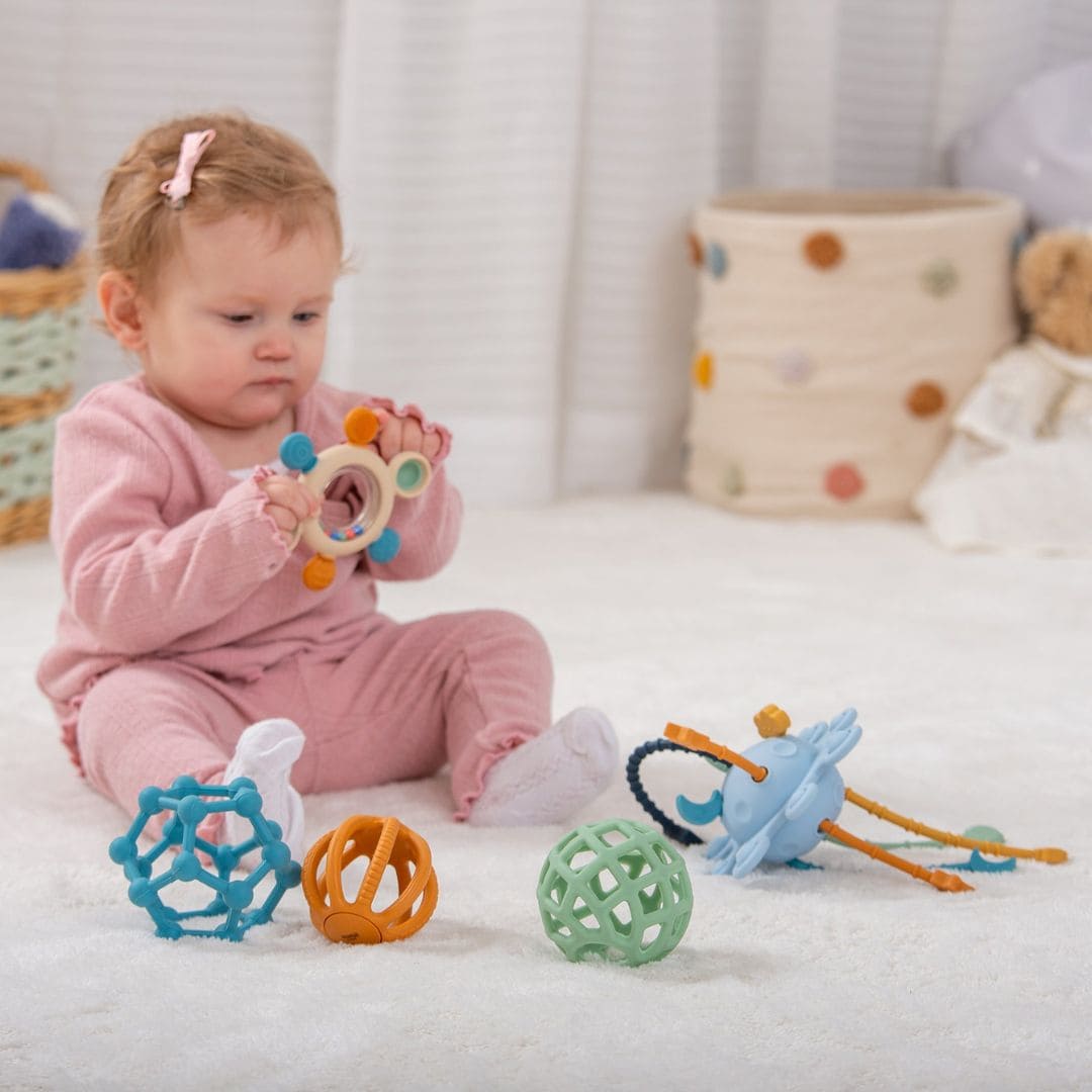 Tickit Silisoft sensorisch speelgoed set met een zip pull toy, bijtring en drie flexi-ballen