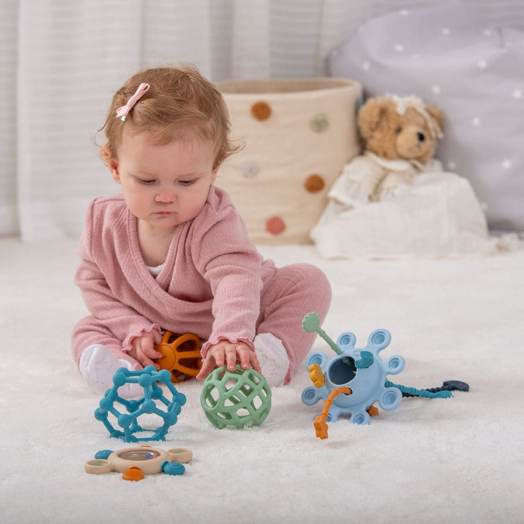 Tickit Silisoft sensorisch speelgoed set met een zip pull toy, bijtring en drie flexi-ballen