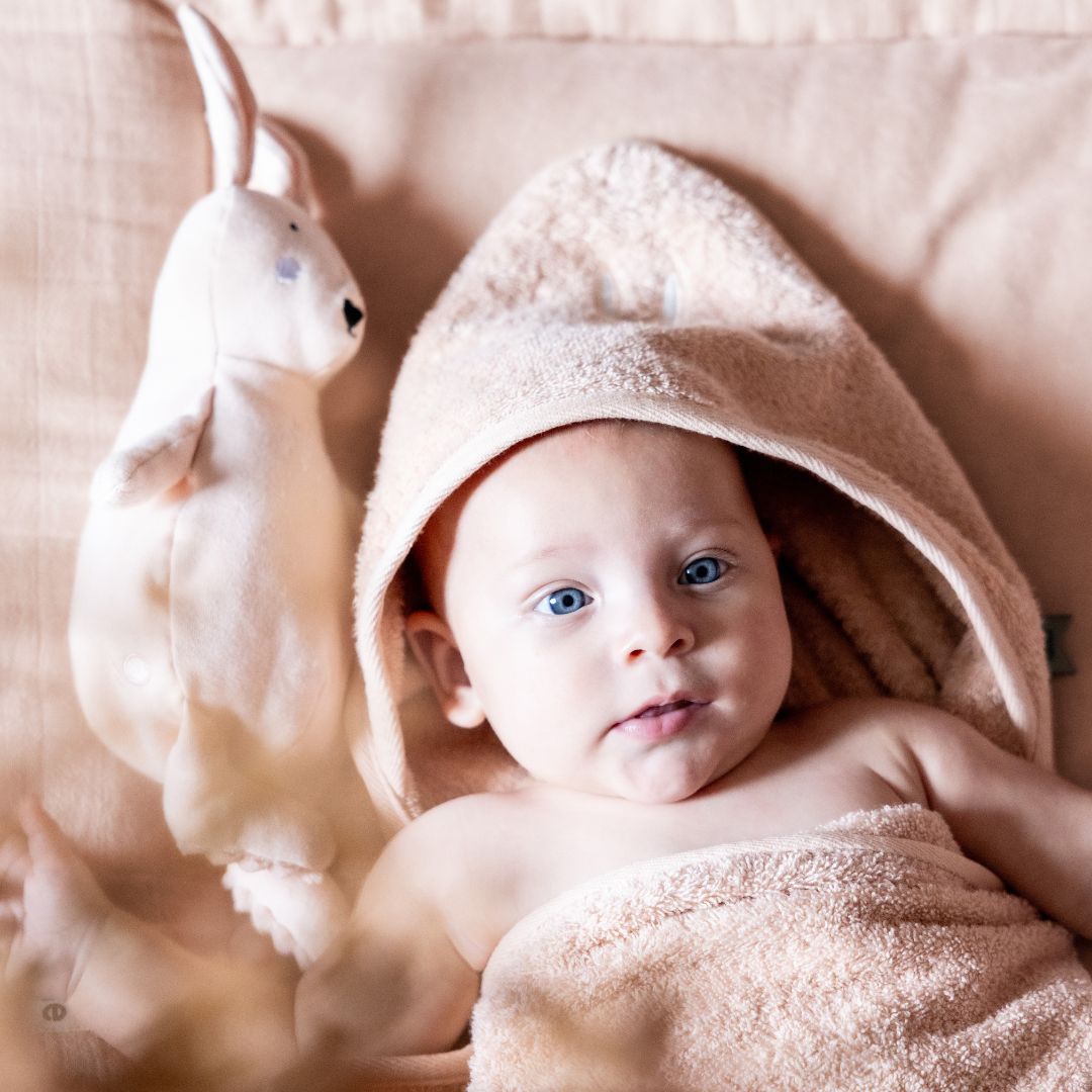 Trixie badstof badcape Mrs. Rabbit van organisch katoen in de kleur licht roze