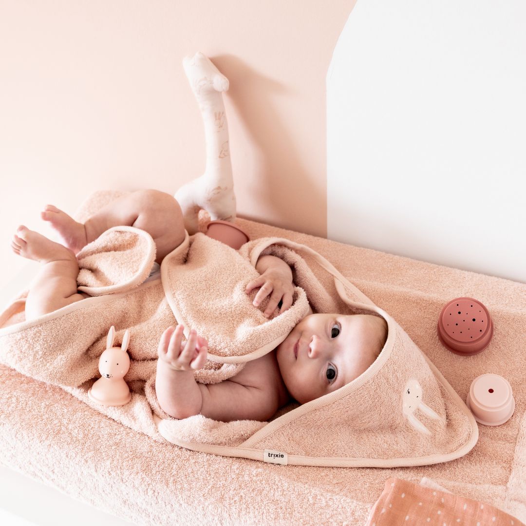 Trixie badstof badcape Mrs. Rabbit van organisch katoen in de kleur licht roze