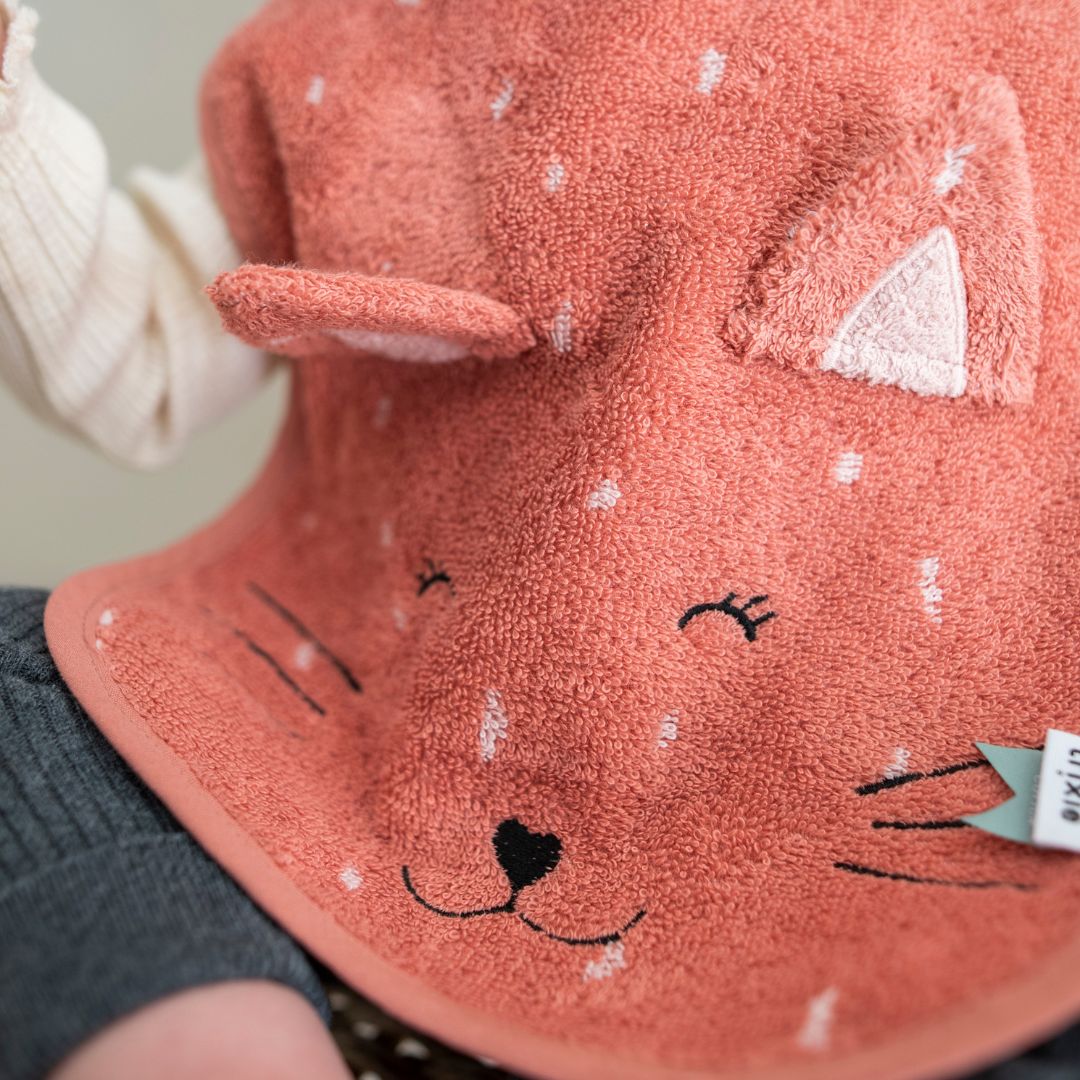 Trixie badstof slabbetje van biologisch katoen Mrs. Cat kat in roze