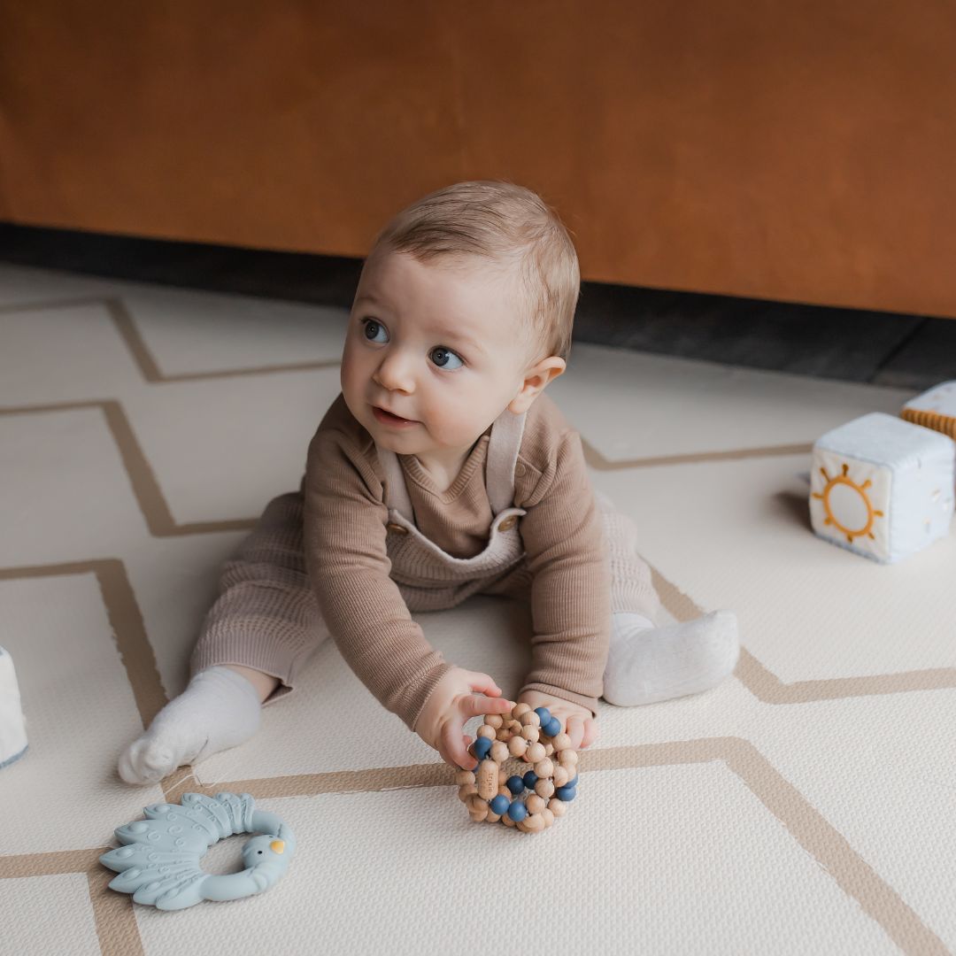 Trixie houten babyspeelgoed kralenbal om te grijpen en bijten in blauw