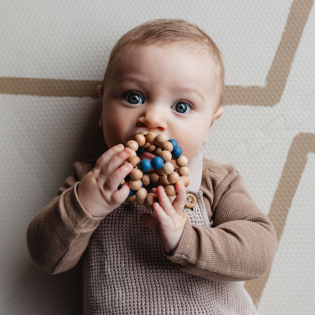 Trixie houten babyspeelgoed kralenbal om te grijpen en bijten in blauw