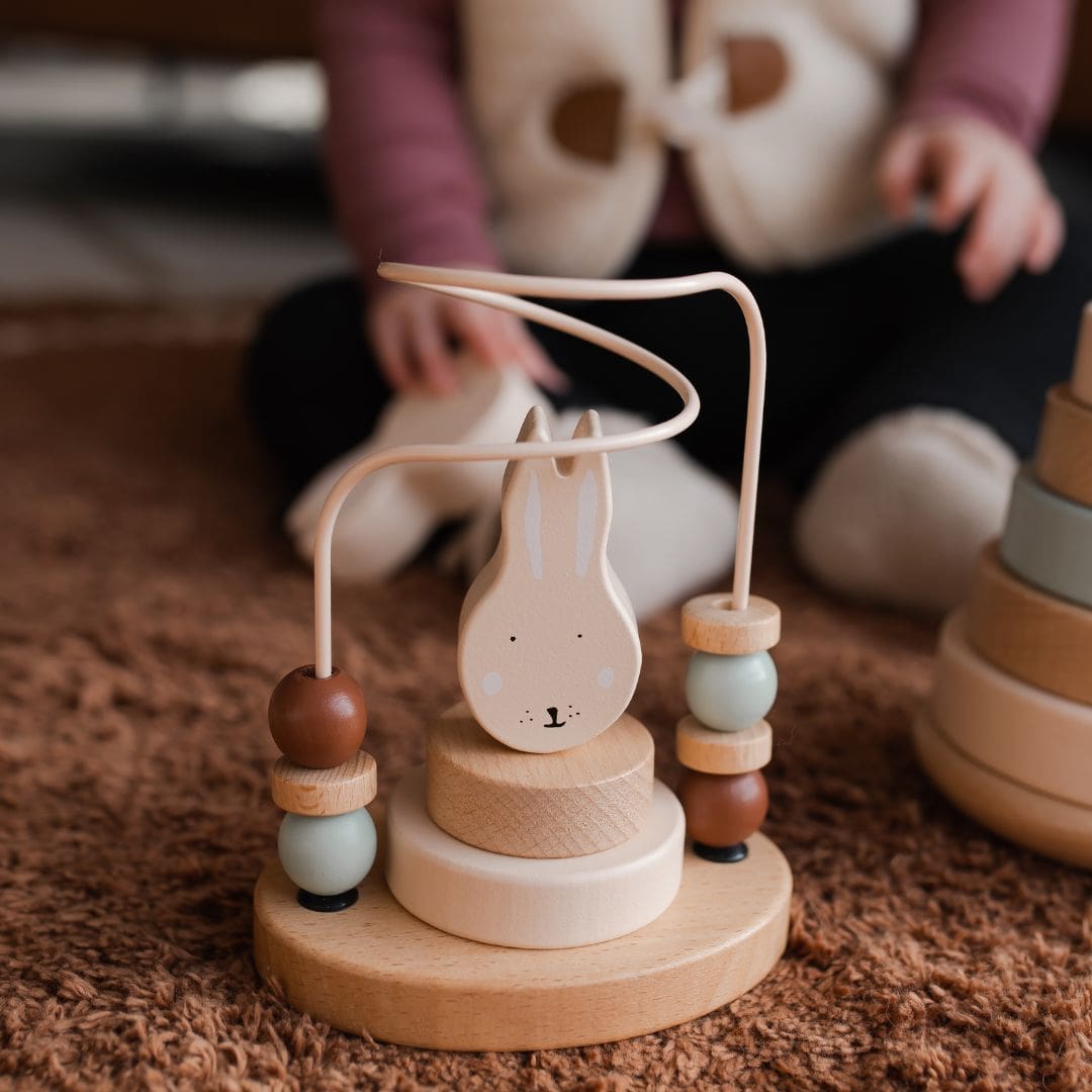 Trixie houten kralenframe konijn Mrs. Rabbit in de kleur licht roze
