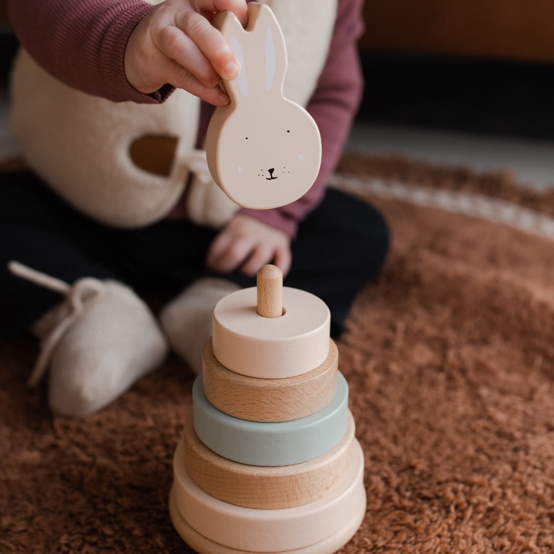 Trixie houten stapeltoren Mrs Rabbit konijn in de kleur roze