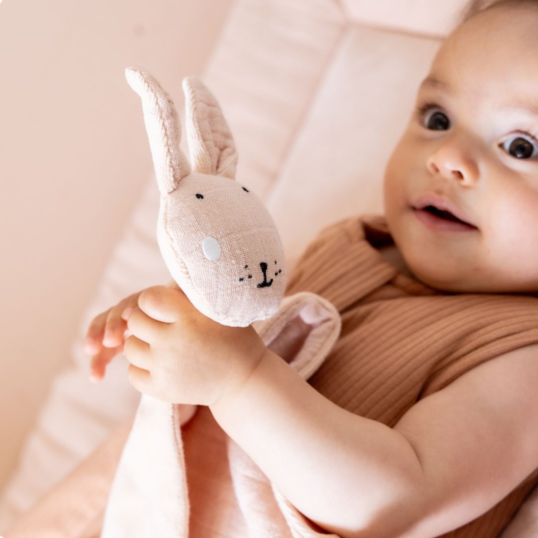 Trixie knuffeldoekje konijn in de kleur licht roze
