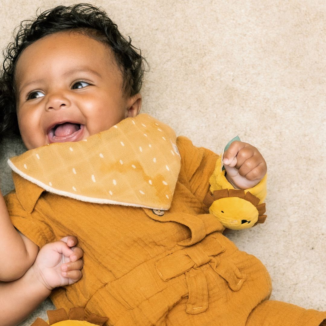 Trixie armbandrammelaar voor om pols of enkel Mr. Lion in de kleur okergeel