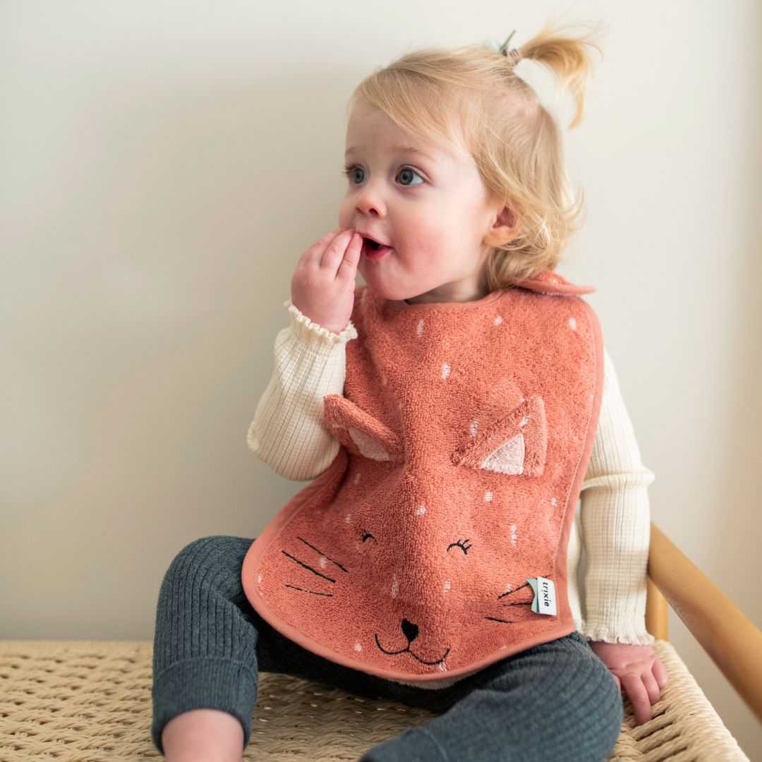 Trixie badstof slabbetje van biologisch katoen Mrs. Cat kat in roze