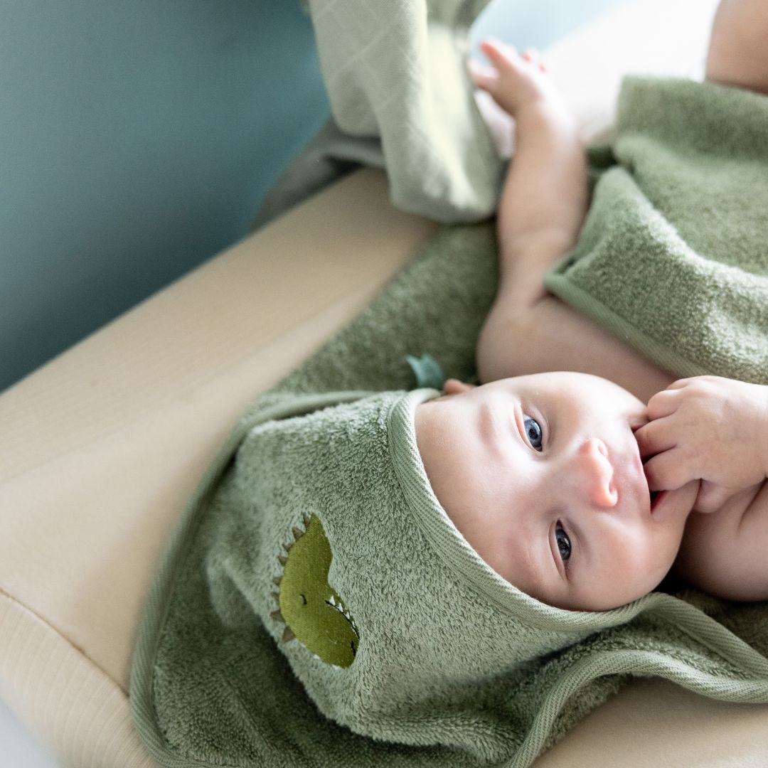 Trixie badstof badcape Mr. Dino van 100% organisch katoen in de kleur oudgroen