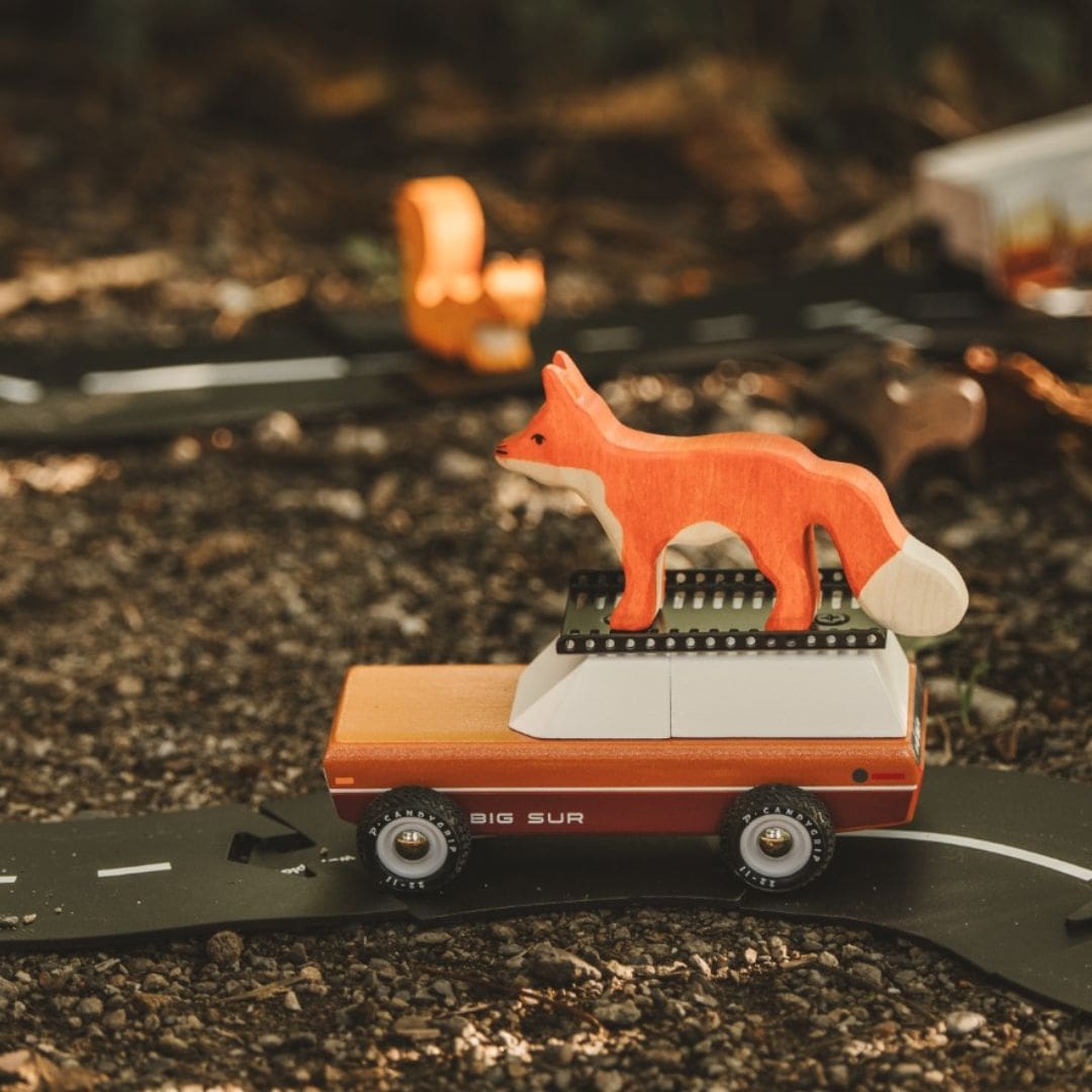 Holztiger vos van hout staand