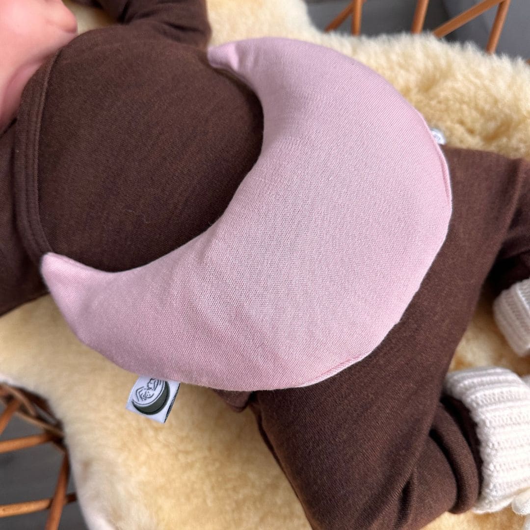 Warmtemaantje warmtekussen van merinos wol in de kleur licht roze van het merk Natural Cosy Kids