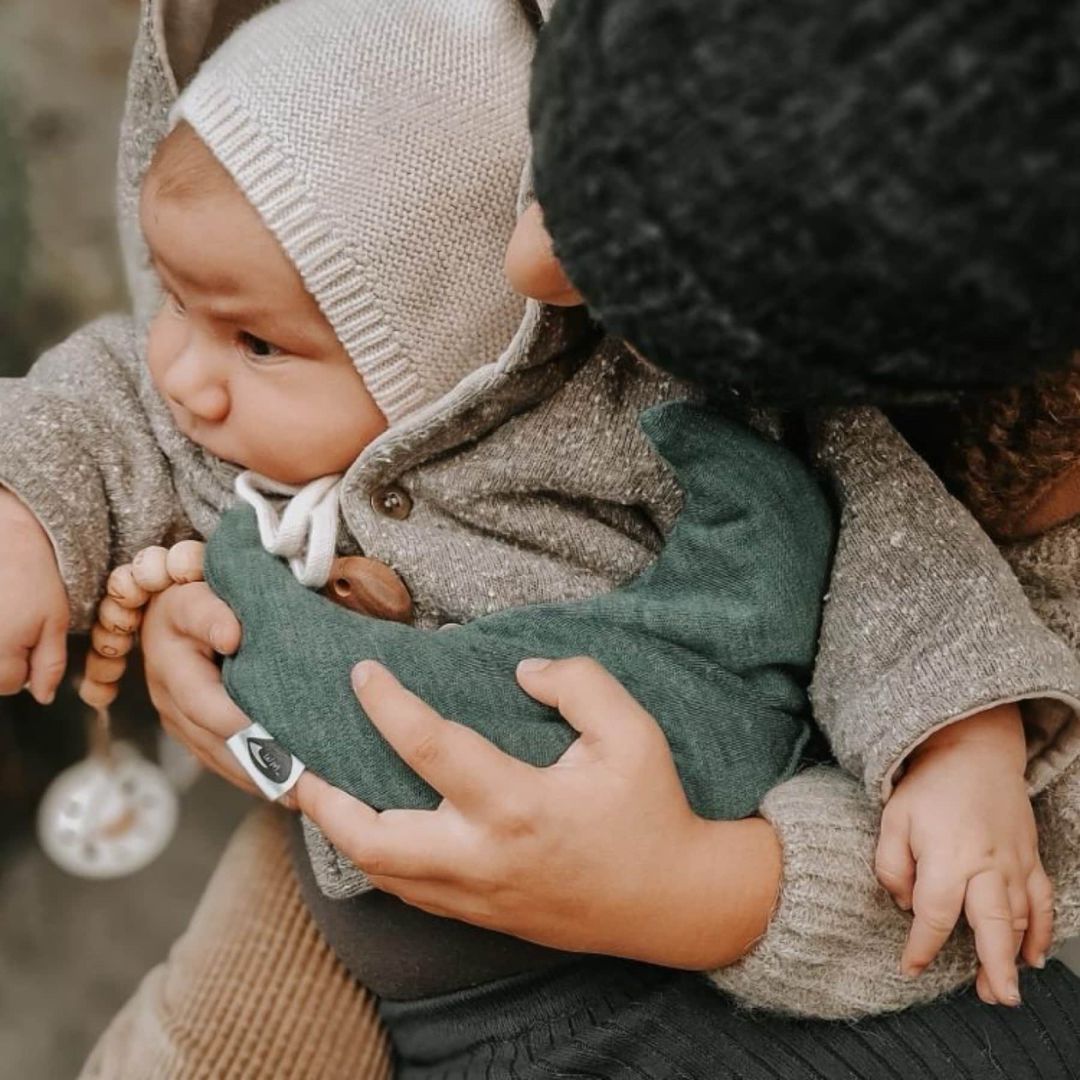 Warmtemaantje van merinoswol met warmtekussen met kersenpitten in de kleur oudgroen