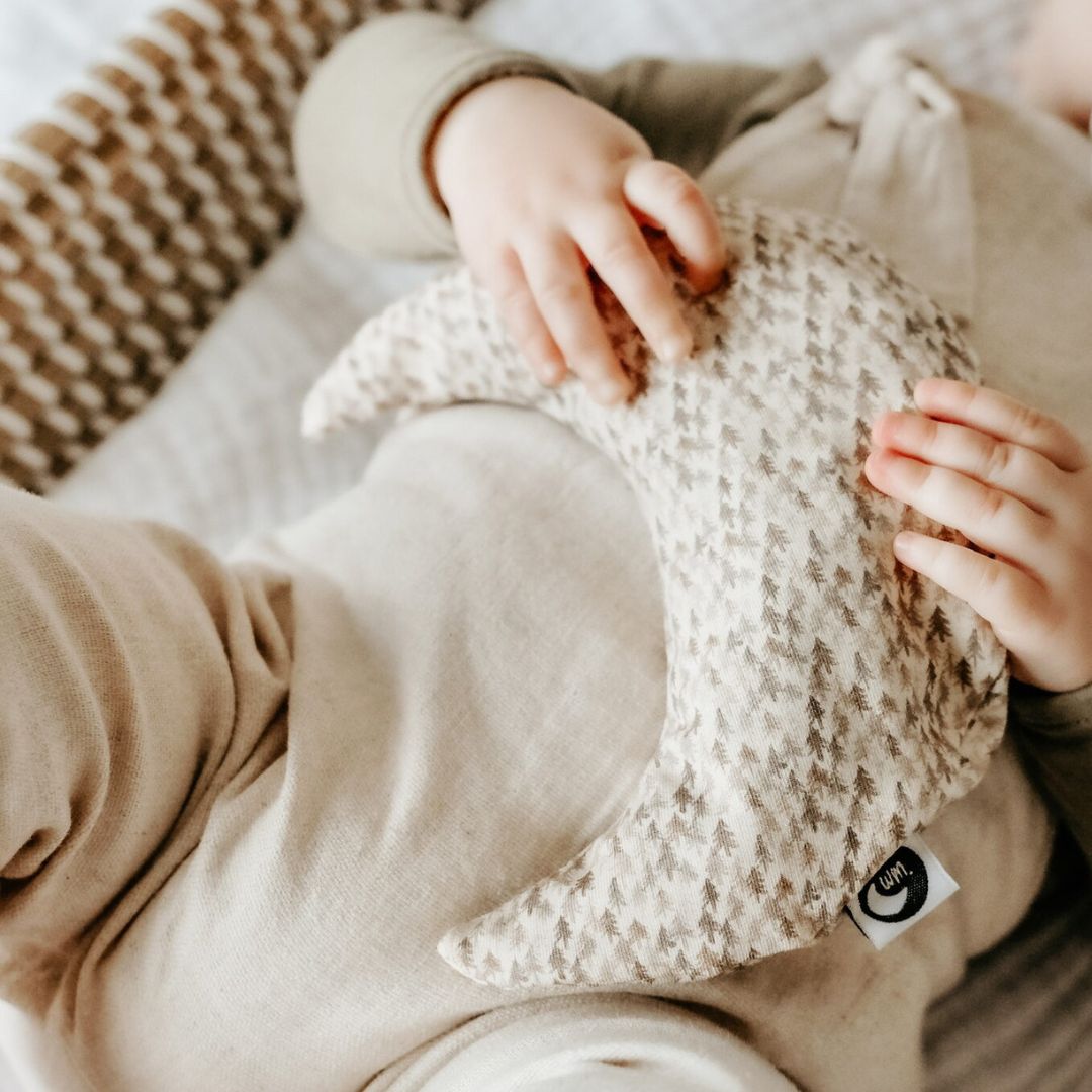 Warmtemaantje warmtekussen met kersenpitten tegen darmkrampjes