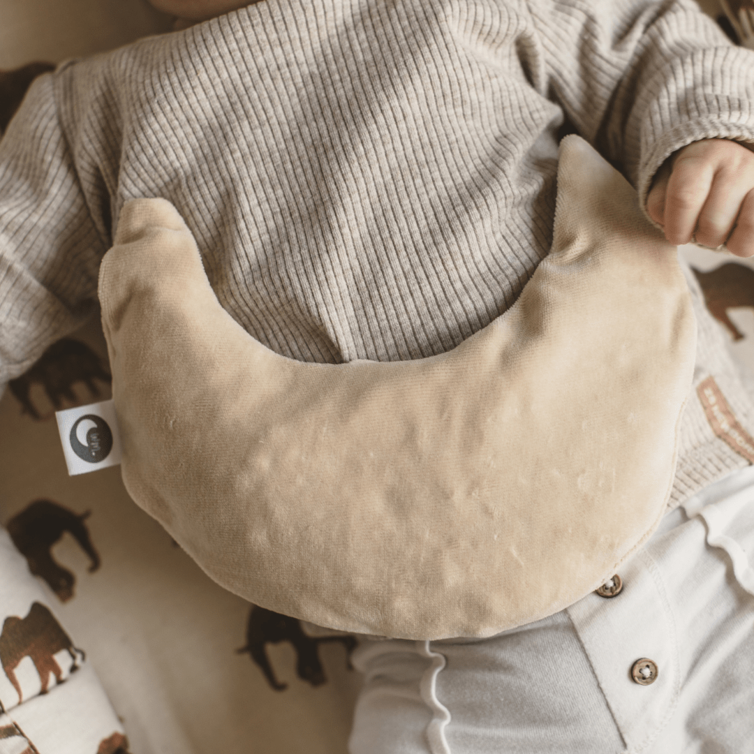 Warmtemaantje warmtekussen met biologische kersenpitten van velours stof in de kleur crème