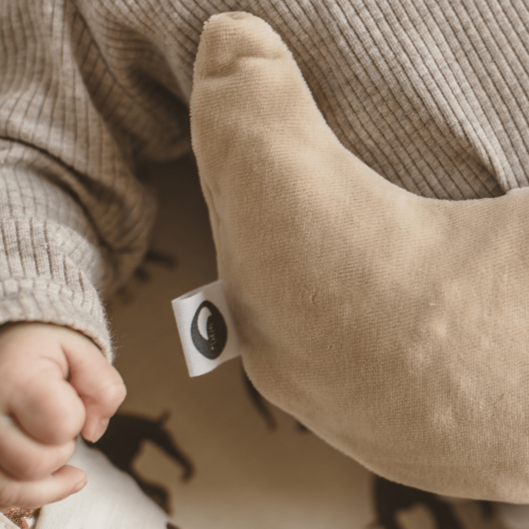 Warmtemaantje warmtekussen met biologische kersenpitten van velours stof in de kleur crème