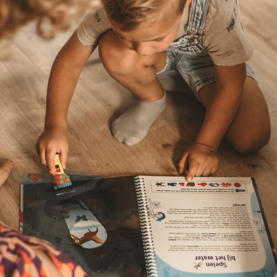 Zaklampboek speuren in het dinobos van Uitgeverij Lantaarn Publishers