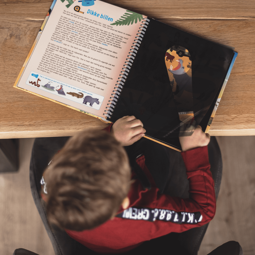 Zaklampboek speuren naar wilde dieren van uitgeverij lantaarn publishers