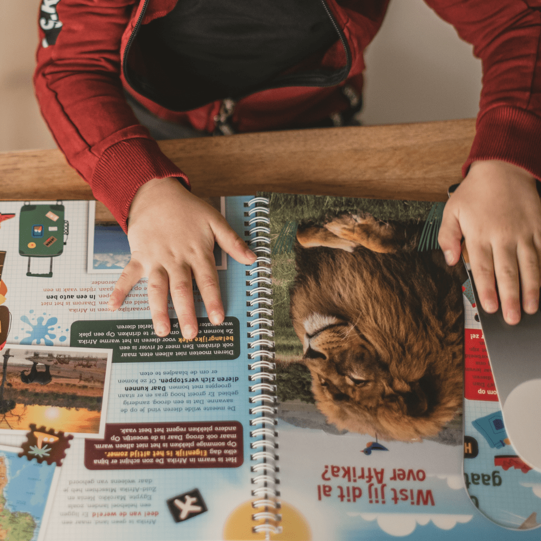 Zaklampboek speuren naar wilde dieren van uitgeverij lantaarn publishers