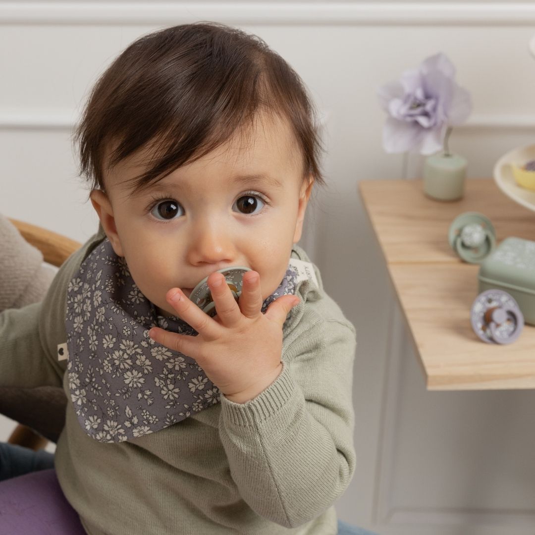 BIBS X LIBERTY bandana slab van 100% organisch katoen met bloemenprint capel in fossil grey oud paars