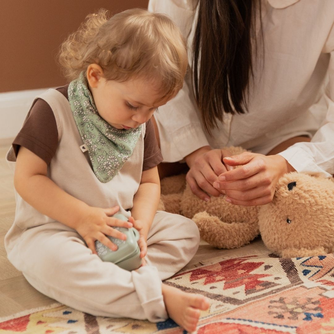 BIBS X LIBERTY bandana slab met bloemenprint cape in de kleur sage oudgroen