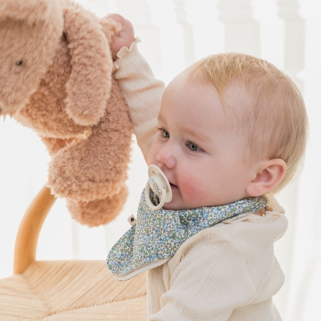 BIBS X LIBERTY bandana slab van 100% organisch katoen met bloemenprint Eloise in ivory wit