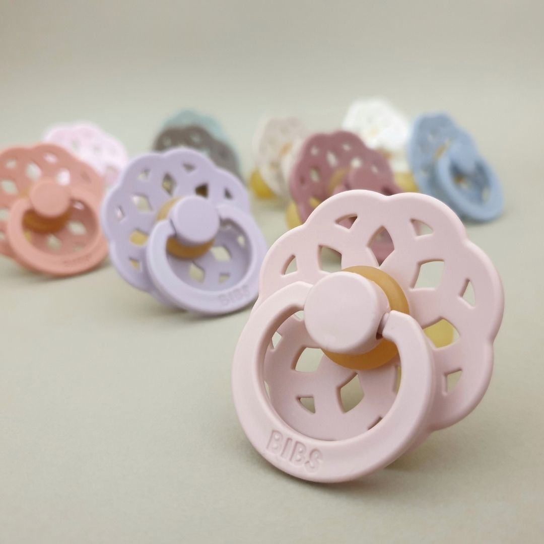 bibs boheme fopspeen met natuurrubber speen in de kleur blush oud roze