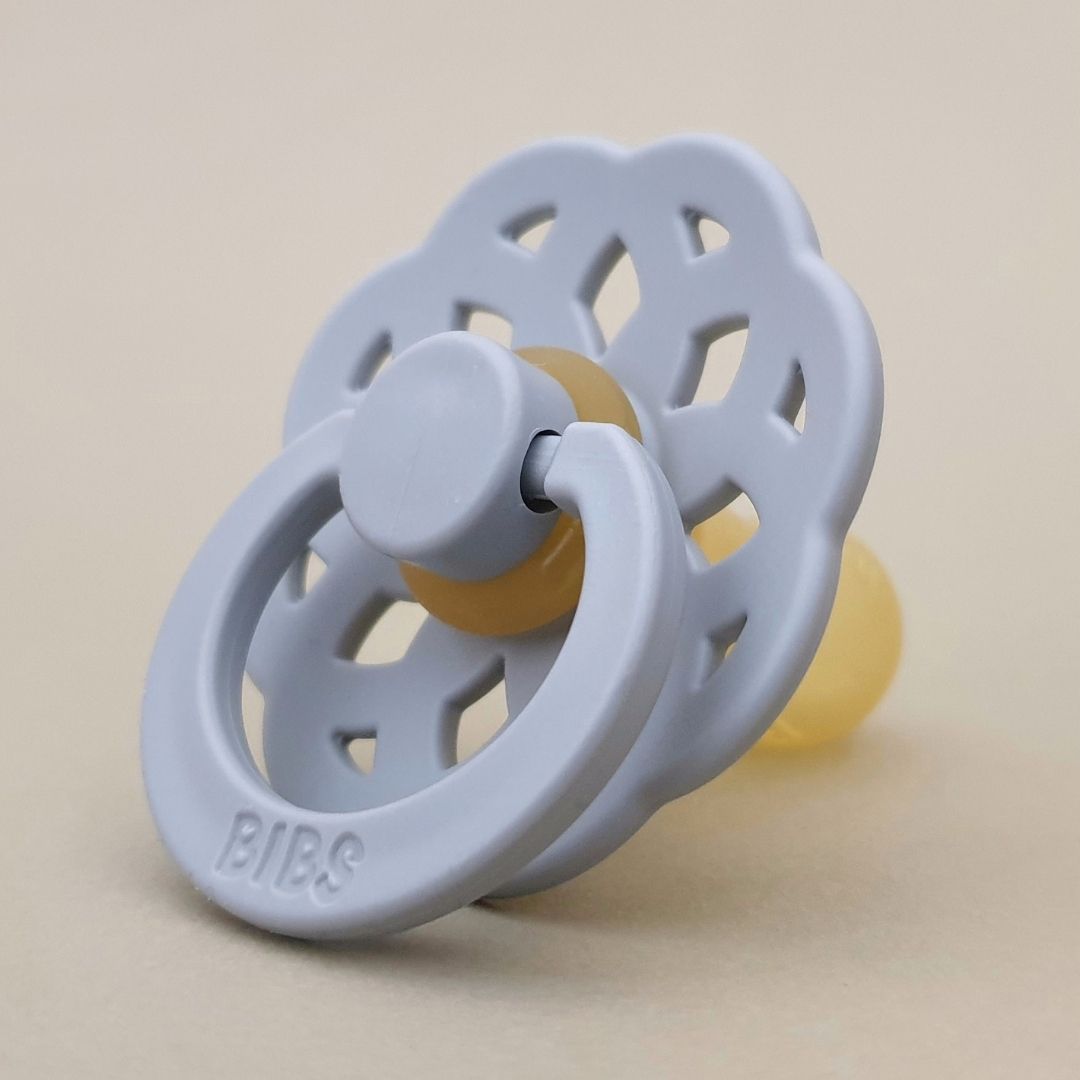 BIBS Boheme fopspeen met natuurrubber speen in de kleur cloud grijs