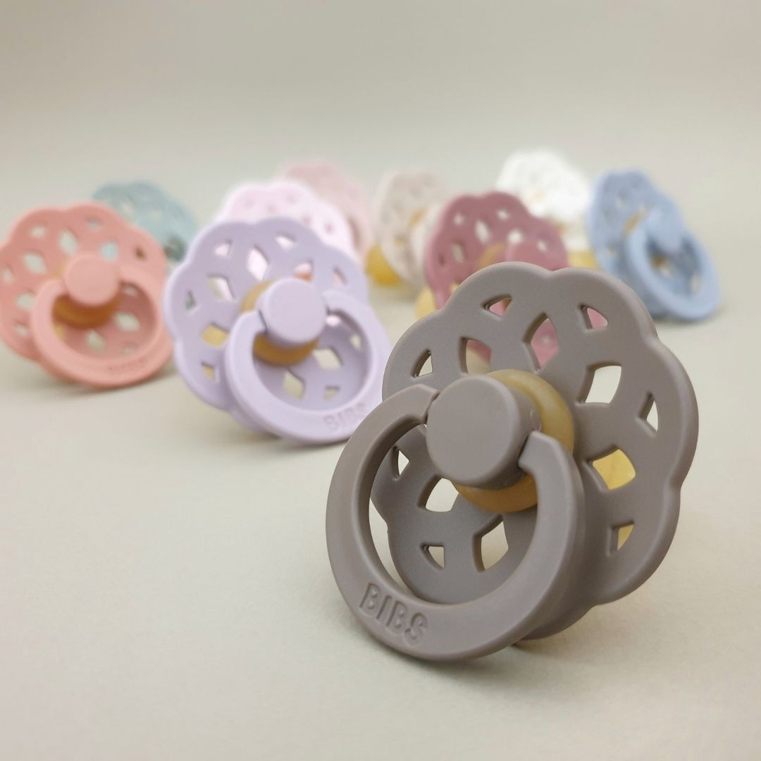 BIBS boheme fopspeen met natuurrubber speen in de kleur dark oak bruin