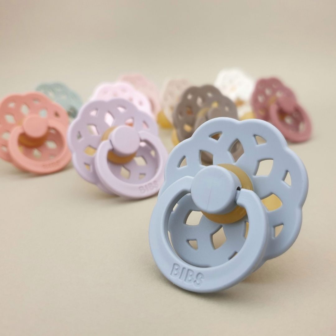 BIBS Boheme fopspeen met natuurrubber speen in de kleur cloud grijs