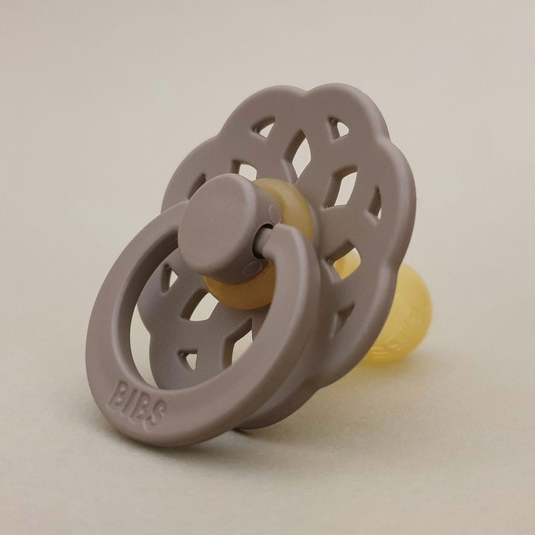 BIBS boheme fopspeen met natuurrubber speen in de kleur dark oak bruin