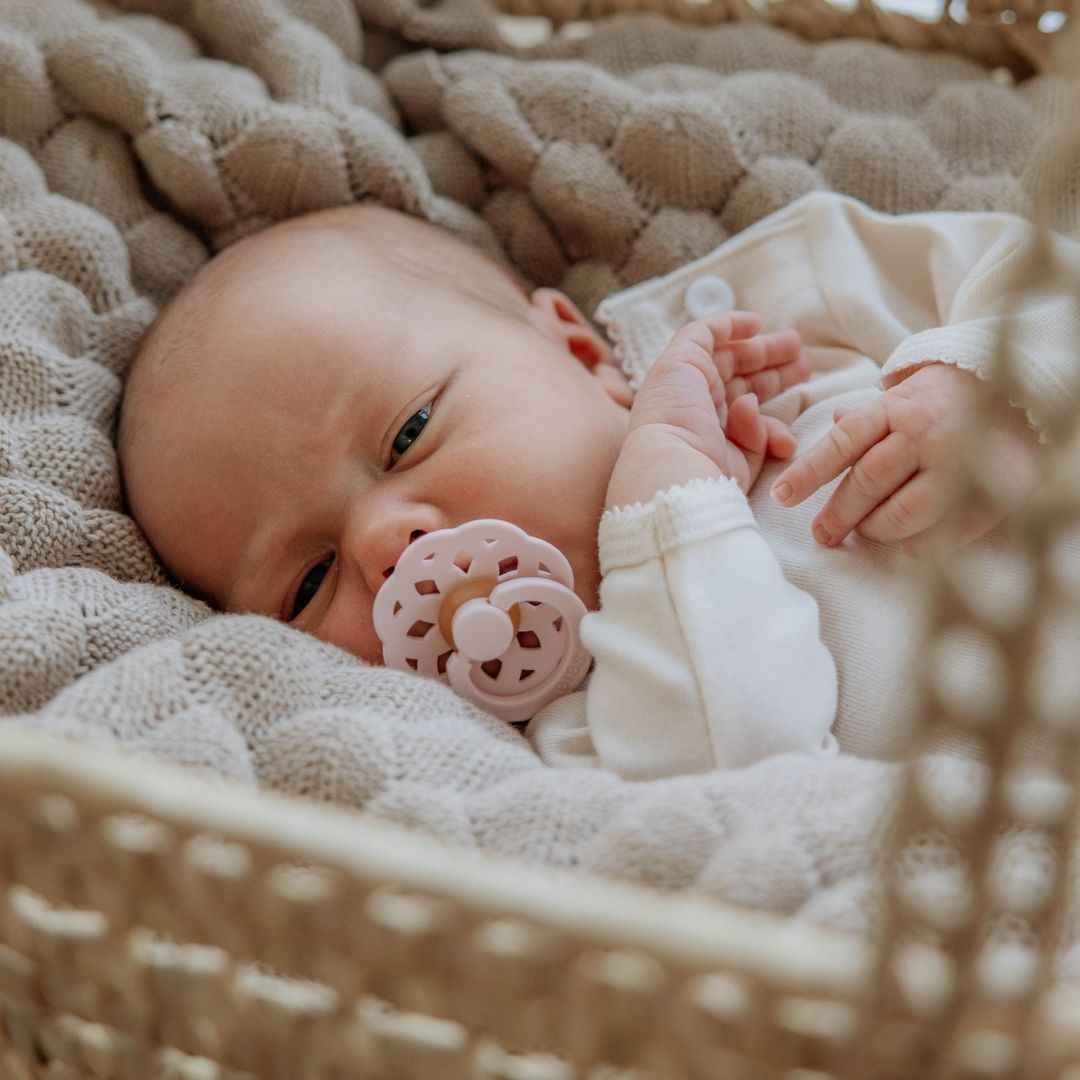 BIBS Boheme fopspeen met natuurrubber speen in de kleur blossom licht roze