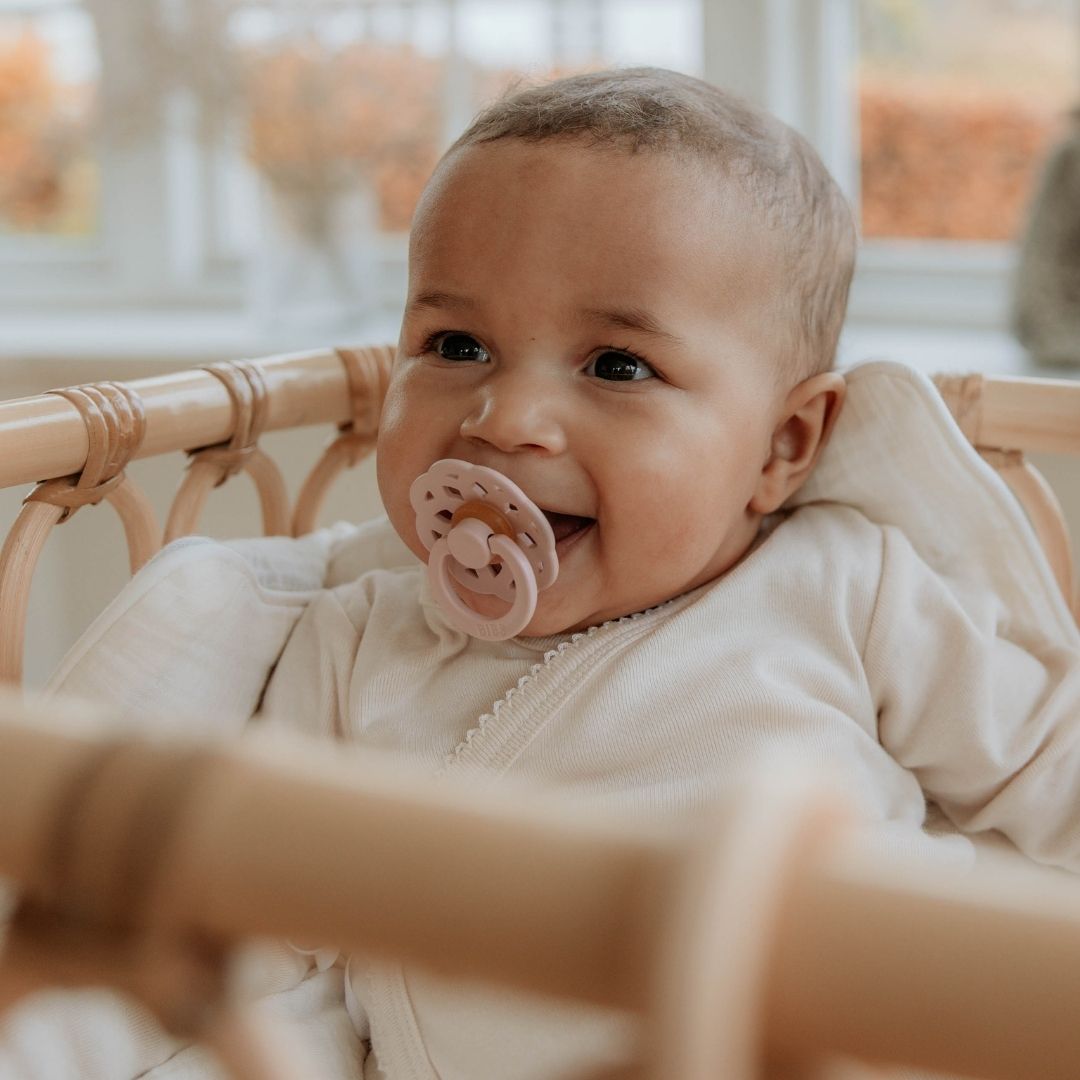 bibs boheme fopspeen met natuurrubber speen in de kleur blush oud roze