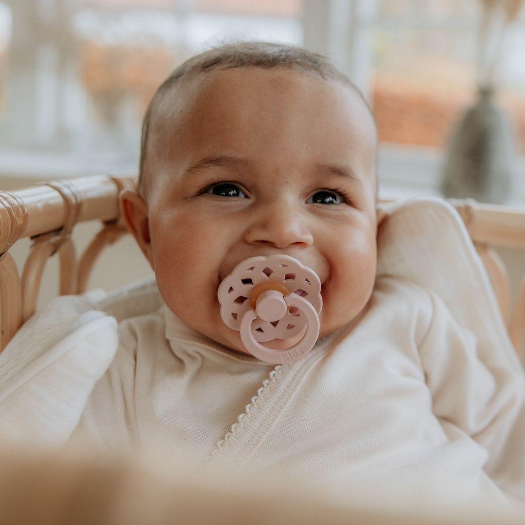 bibs boheme fopspeen met natuurrubber speen in de kleur blush oud roze