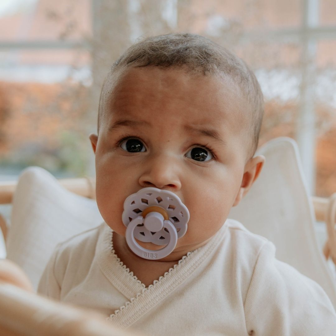 BIBS Boheme fopspeen met natuurrubber speen in de kleur dusky lilac lila