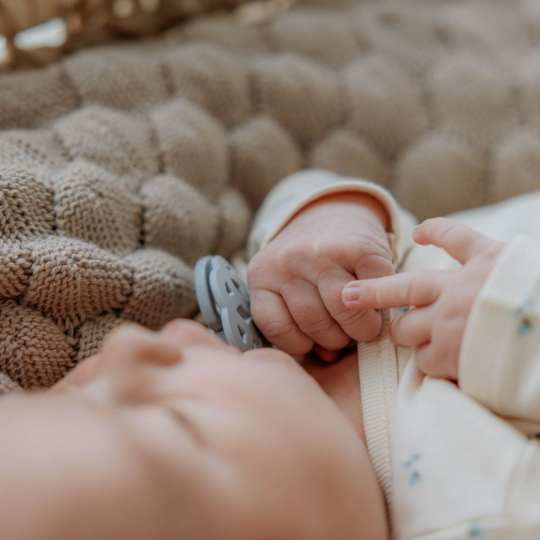 BIBS Boheme fopspeen met natuurrubber speen in de kleur cloud grijs