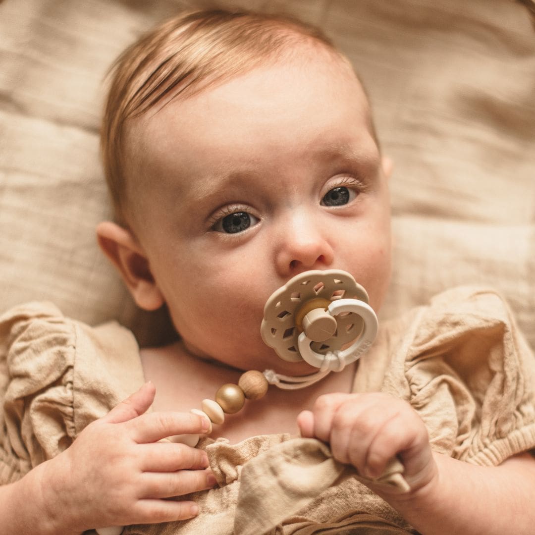 BIBS Boheme speen vanilla night glow in the darkbibs boheme night glow in the dark fopspeen met natuurrubber speen in de kleur vanilla beige