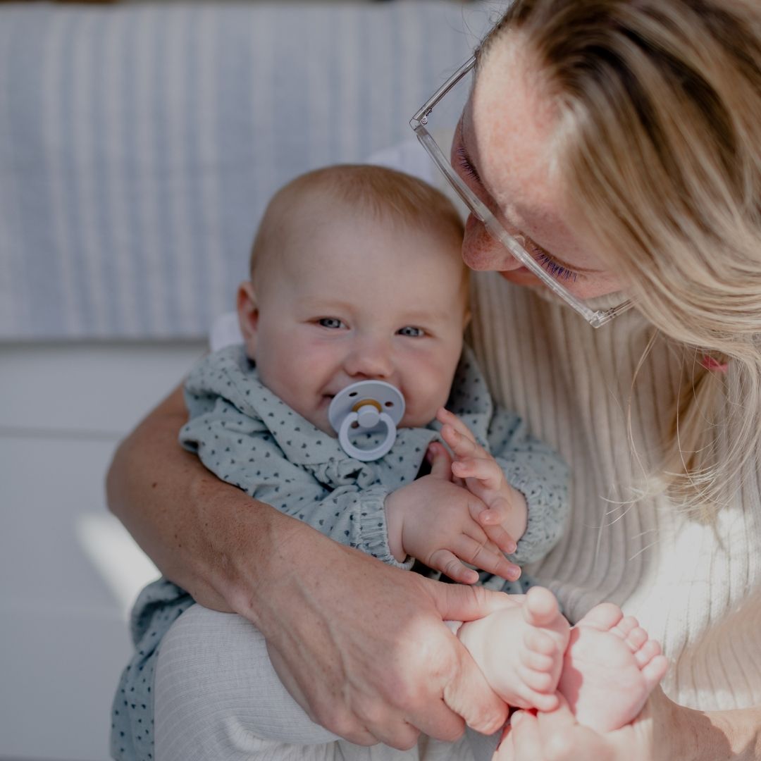 BIBS colour fopspeen met natuurrubber speen in de kleur dusty blue