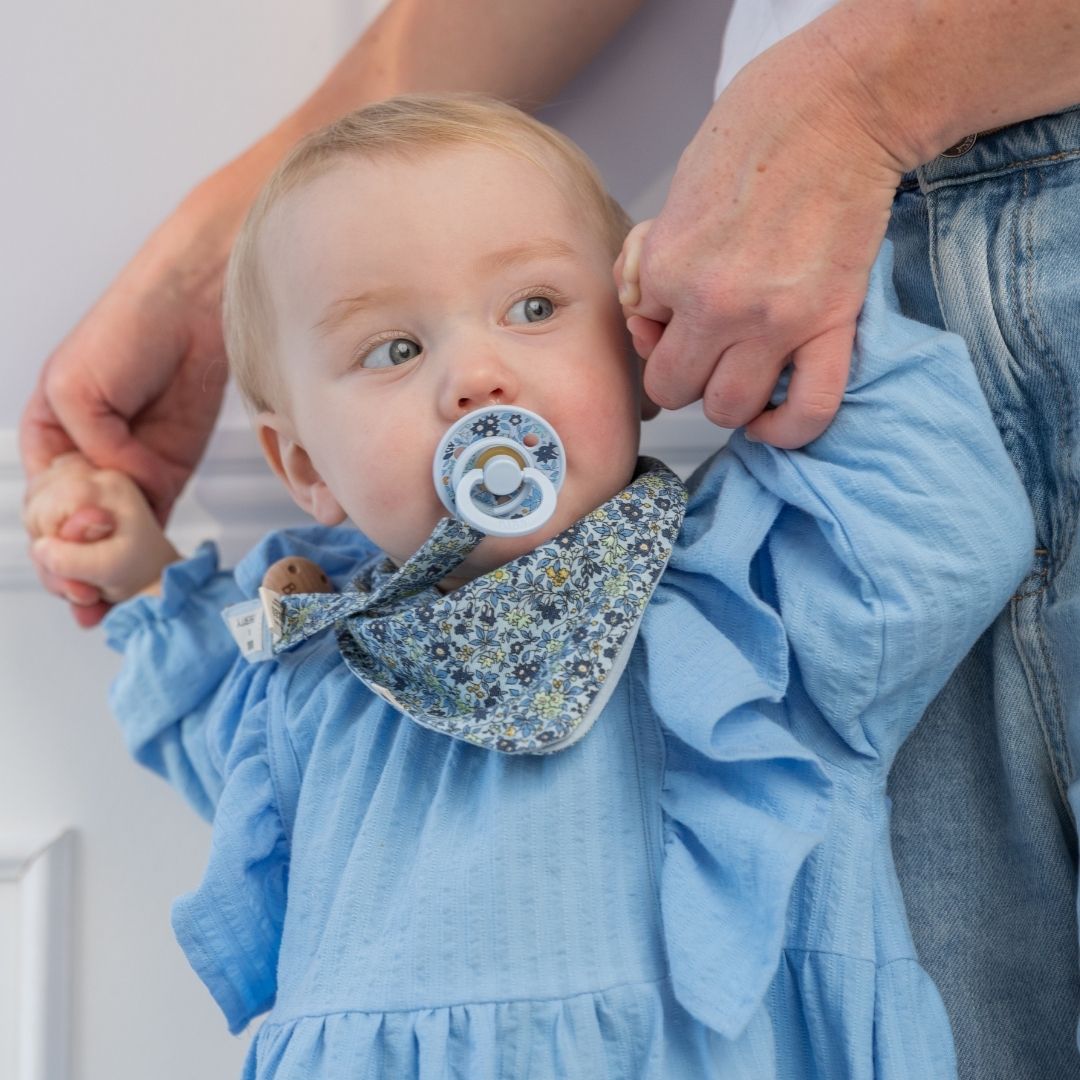 BIBS X LIBERTY fopspeen met ronde natuurrubber speen in de kleur baby blue en steel blue blauw
