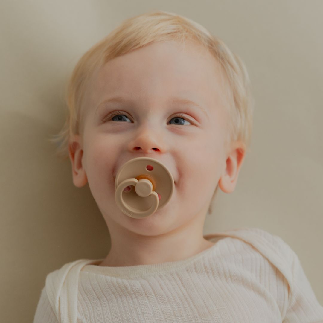 BIBS colour fopspeen met symmetrische speen van natuurrubber in de kleur vanilla beige