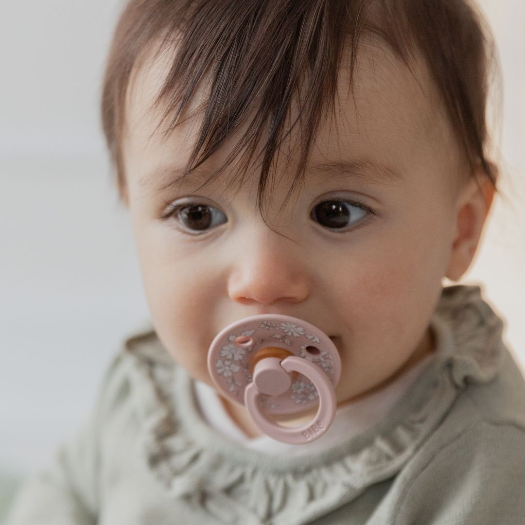 BIBS X LIBERTY fopspeen met ronde natuurrubber speen en bloemenprint capel in de kleur dark oak bruin en blush roze